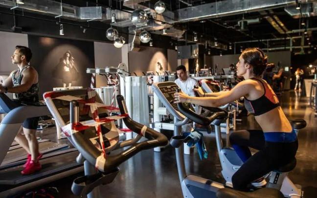 Varias personas hacen ejercicio en un gimnasio