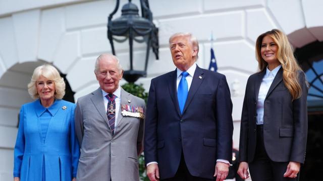 Donald y Melania Trump despiden a los reyes británicos desde la Casa Blanca.