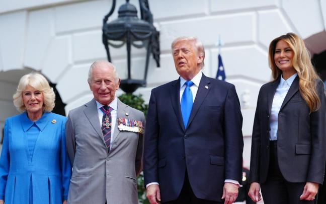 Donald y Melania Trump despiden a los reyes británicos desde la Casa Blanca.