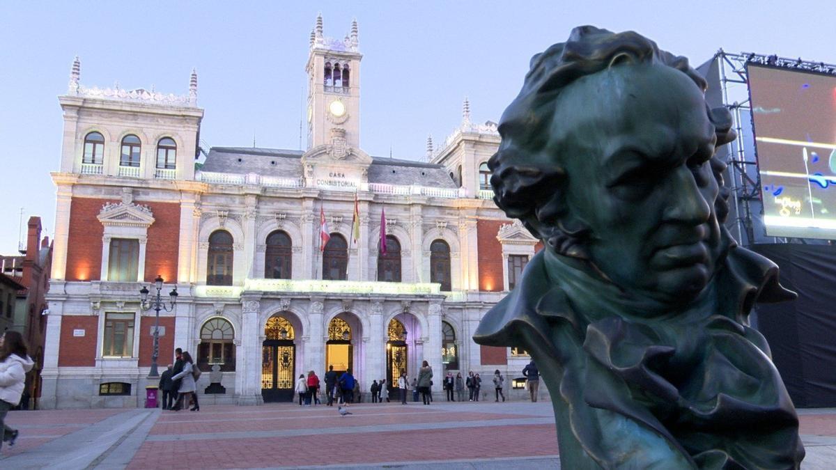 Una estatua de Goya instalada en Valladolid donde se celebrará la gala de los premios el próximo sábado.