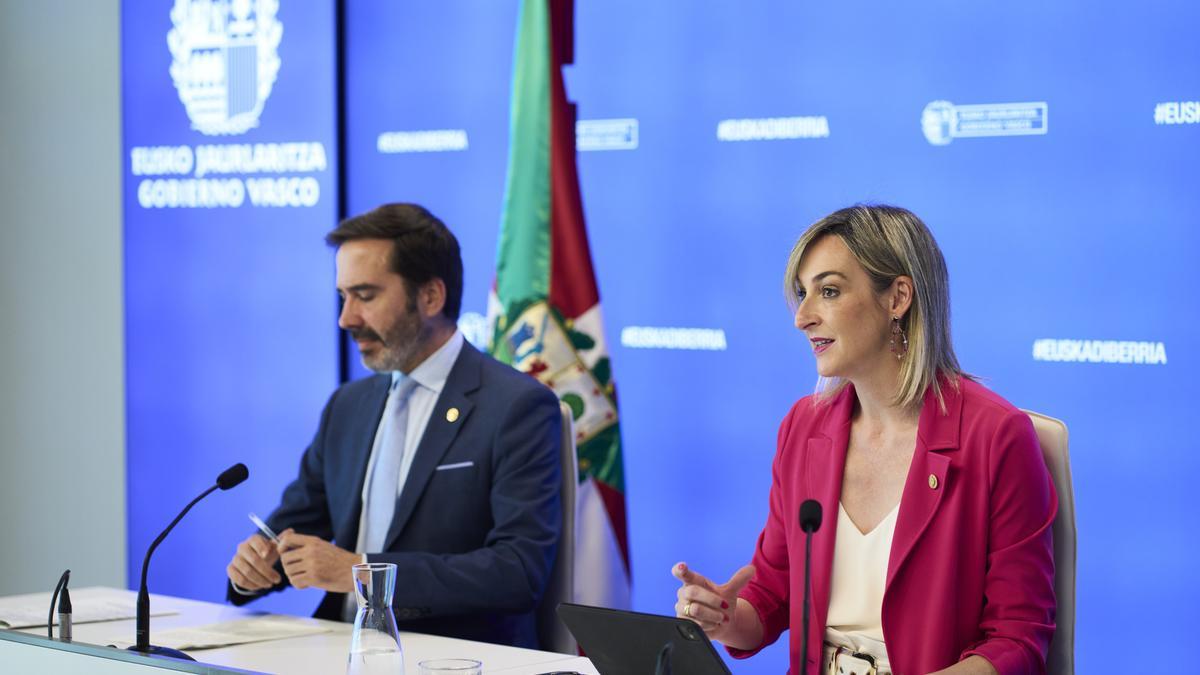 La portavoz del Gobierno vasco, Maria Ubarretxena, con el consejero de Turismo, Comercio y Consumo, el socialista Javier Hurtado