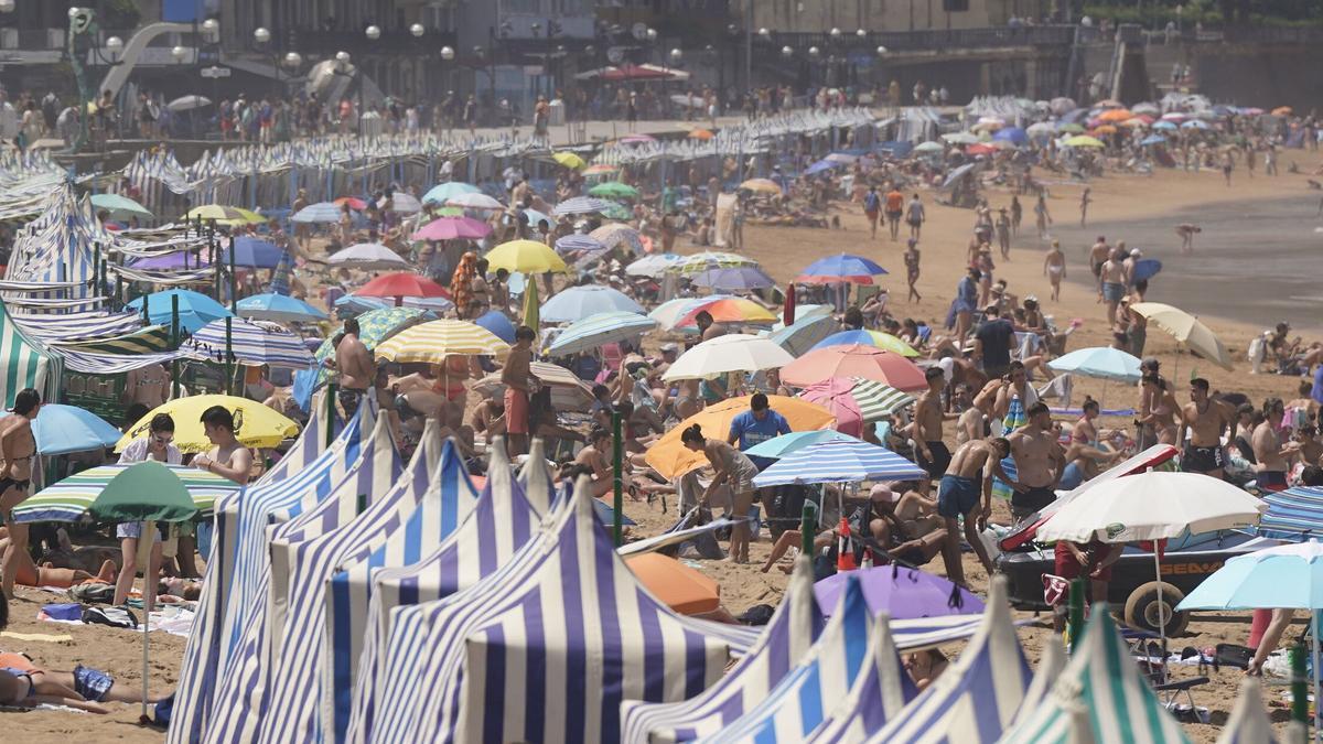 La playa de Zarautz llena de gente en el verano anterior.