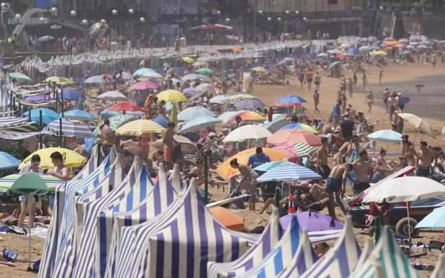 La playa de Zarautz llena de gente en el verano anterior. / Ruben Plaza La playa de Zarautz llena de gente en el verano anterior.