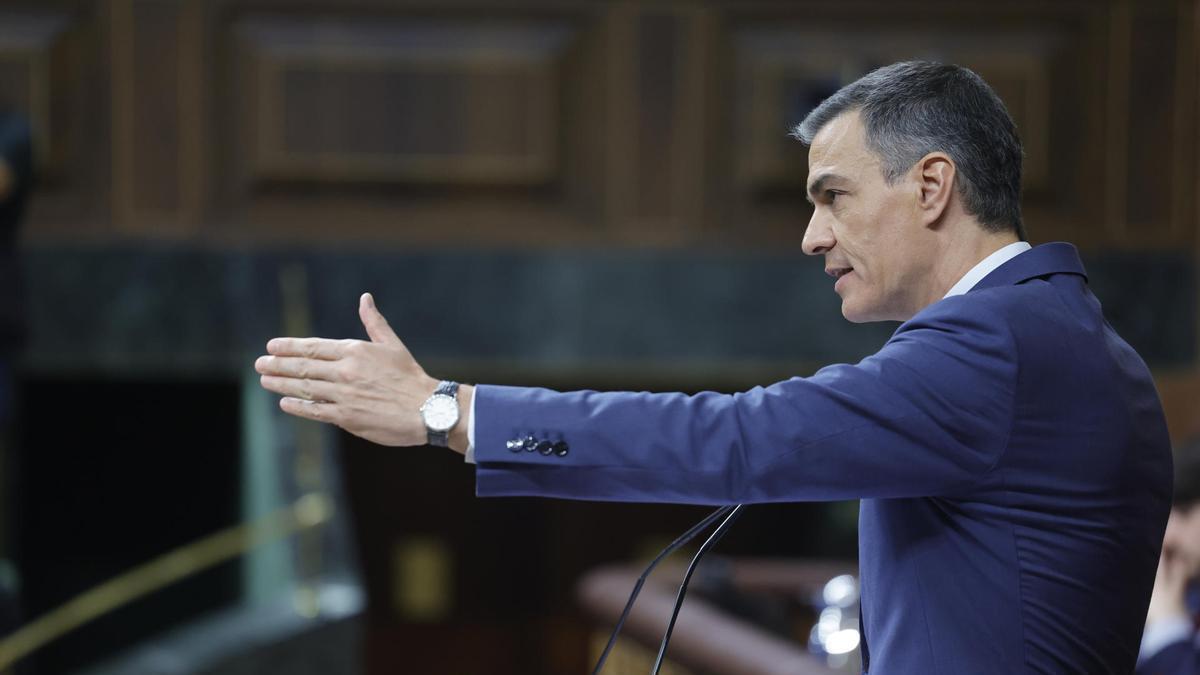 Pedro Sánchez presenta en el Congreso el plan de calidad democrática.