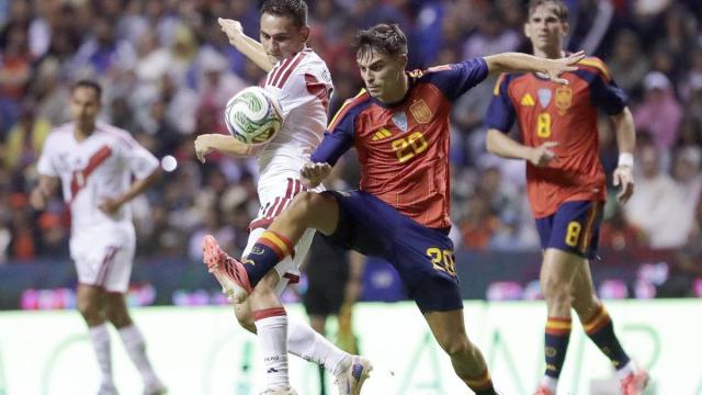 Pedri, en una jugada contra la selección de Perú.