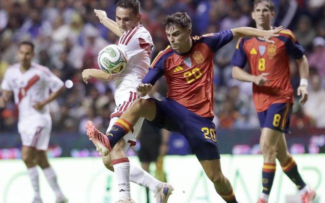 Pedri, en una jugada contra la selección de Perú.