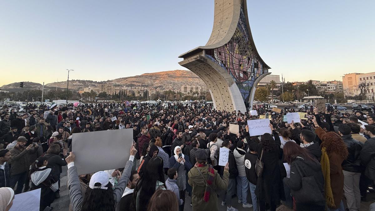 Centenares de personas se concentraron este jueves ante el monumento de la Espada Damascena, en la céntrica plaza de los Omeyas, en Damasco