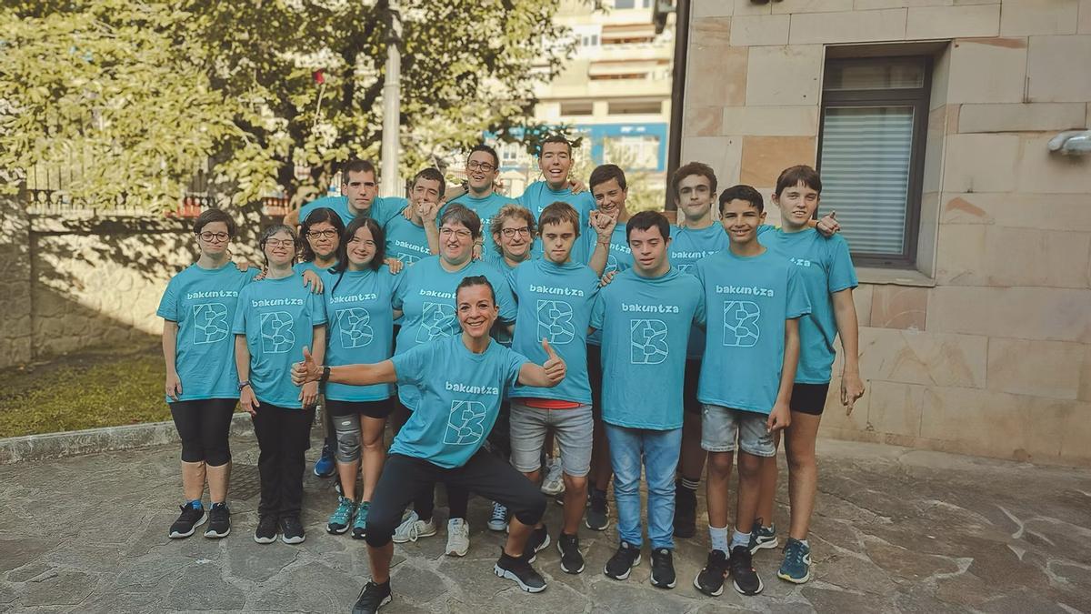 Usuarios de Bakuntza con su profesora de baile.