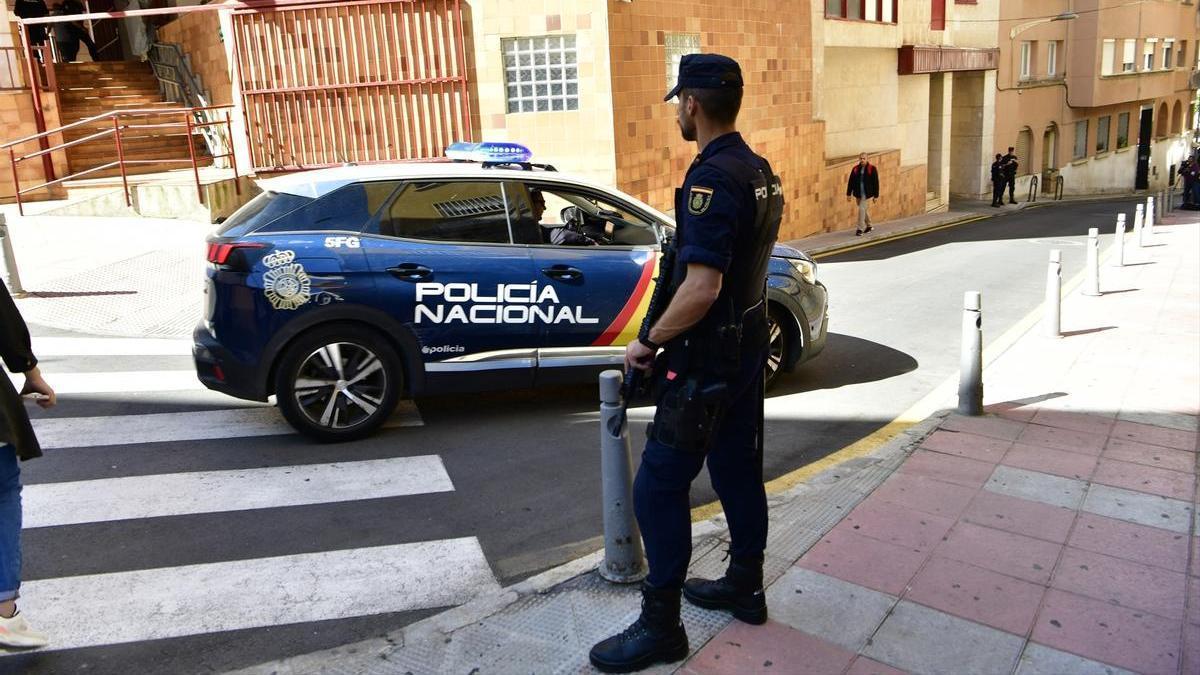 Un agente de la Policía Nacional en Ceuta en una imagen de archivo.