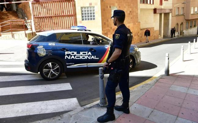 Un agente de la Policía Nacional en Ceuta en una imagen de archivo.