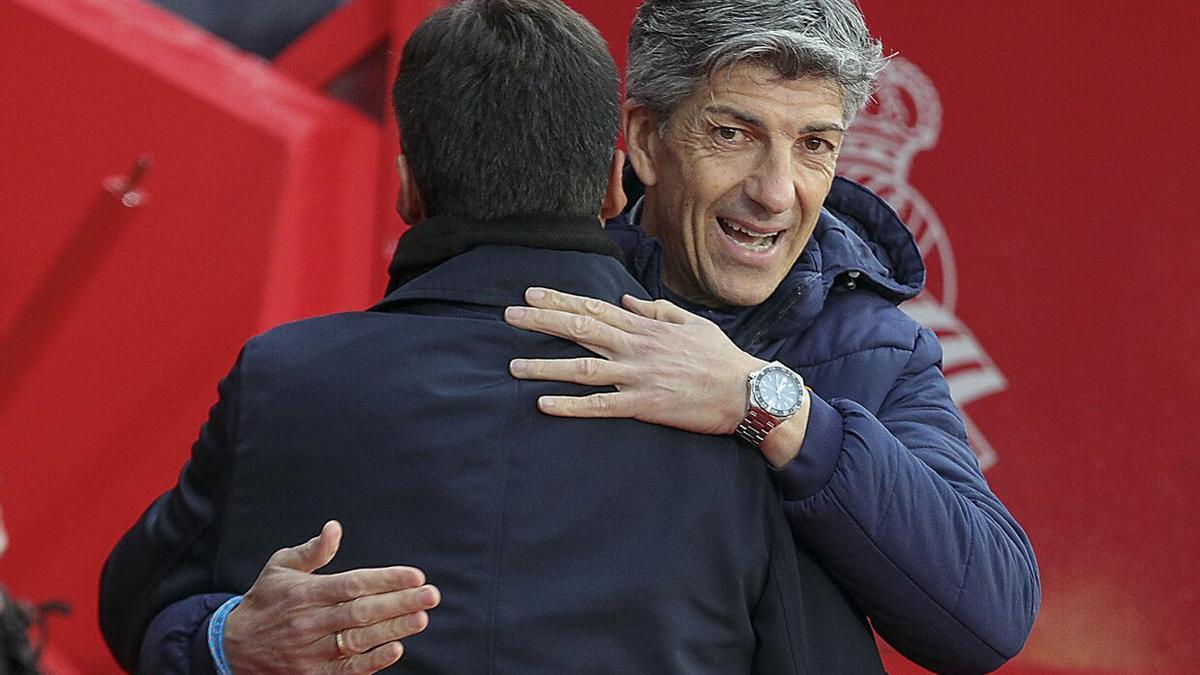 Imanol saluda al técnico rival, este sábado en Granada. / PEPE TORRES