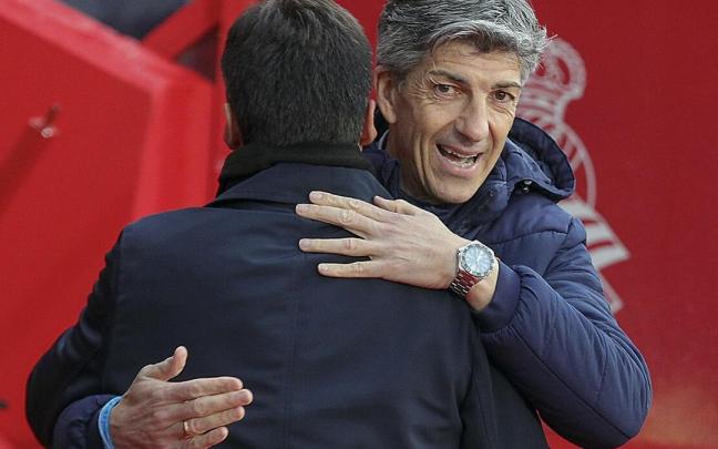 Imanol saluda al técnico rival, este sábado en Granada. / PEPE TORRES