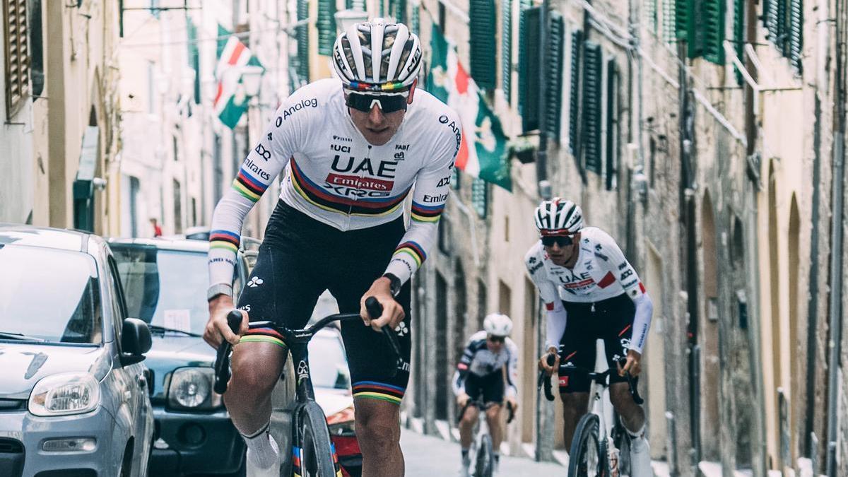 El esloveno, en el reconocimiento previo a la carrera, junto a Isaac del Toro.