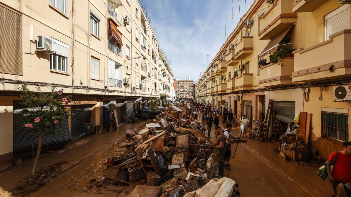 Las calles de Paiporta se llenaron de escombros y mobiliario afectado por la dana