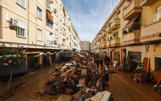 Las calles de Paiporta se llenaron de escombros y mobiliario afectado por la dana