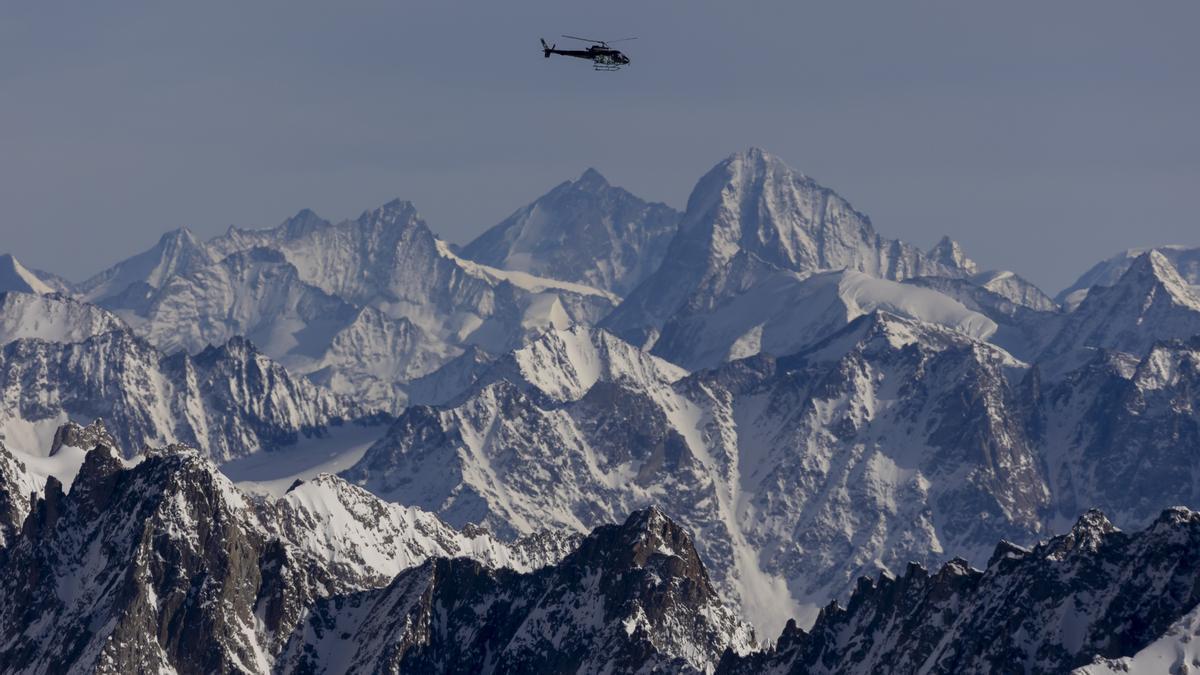 Un helicóptero sobrevuela la zona de la avalancha en los Alpes.