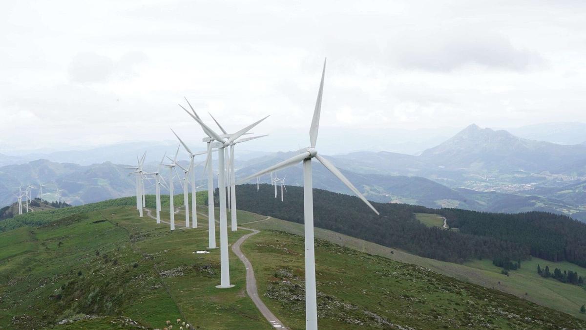 Vista de un parque eólico con aerogeneradores para producir energía aprovechando la fuerza del viento.
