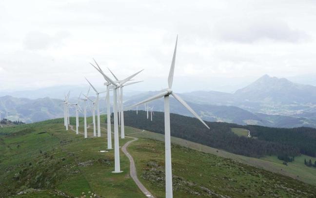 Vista de un parque eólico con aerogeneradores para producir energía aprovechando la fuerza del viento.