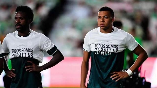 Vinicius Jr. y Kylian Mbappé con las camisetas de apoyo a Ceuta escondiendo el mensaje