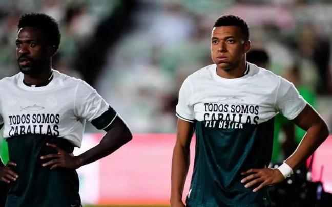 Vinicius Jr. y Kylian Mbappé con las camisetas de apoyo a Ceuta escondiendo el mensaje
