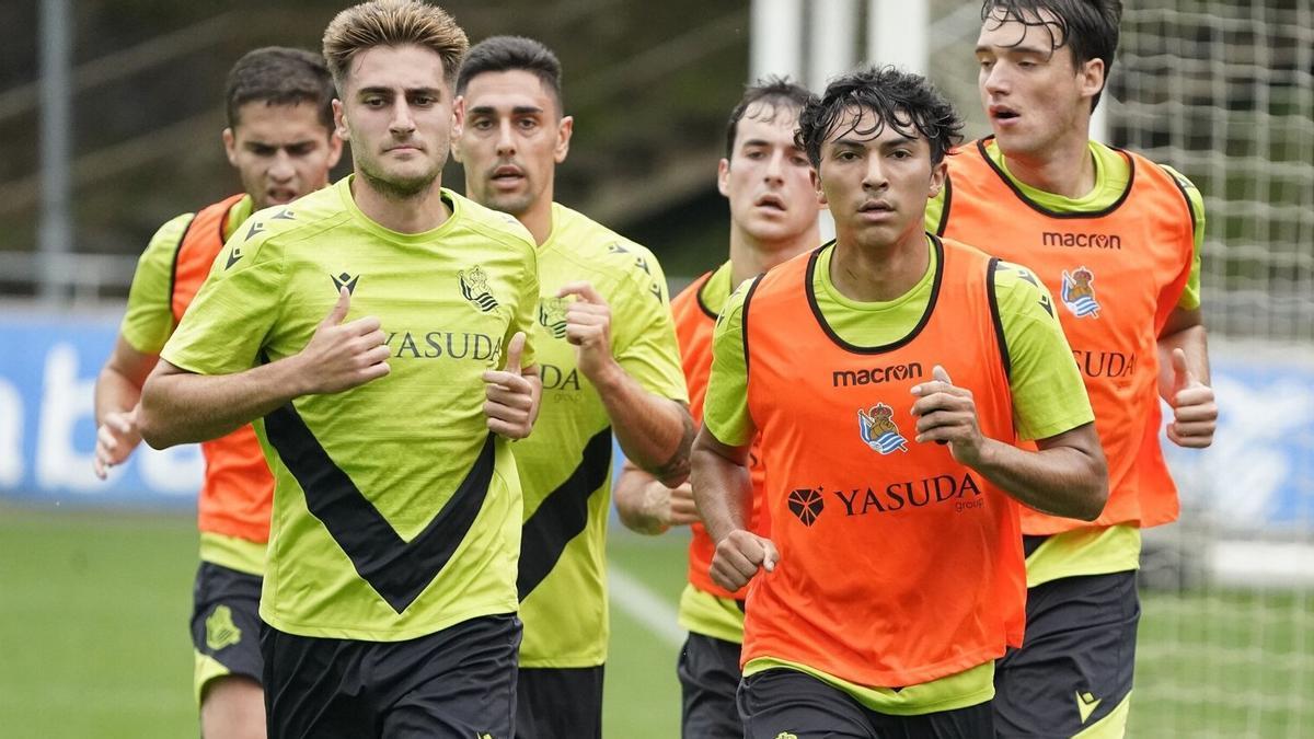 Jonathan Gómez (en primer término y a la derecha), este verano durante un entrenamiento en Zubieta. RUBEN PLAZA