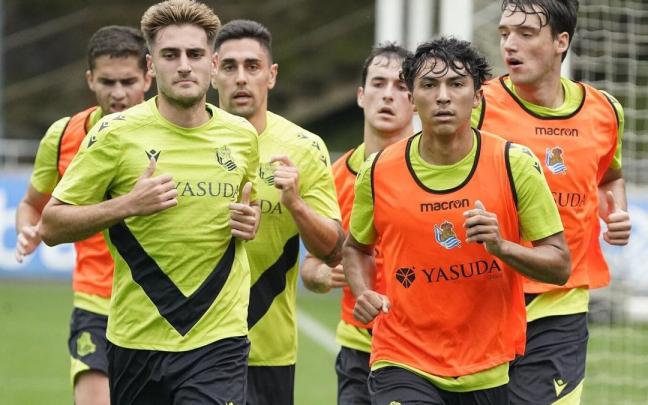 Jonathan Gómez (en primer término y a la derecha), este verano durante un entrenamiento en Zubieta. RUBEN PLAZA