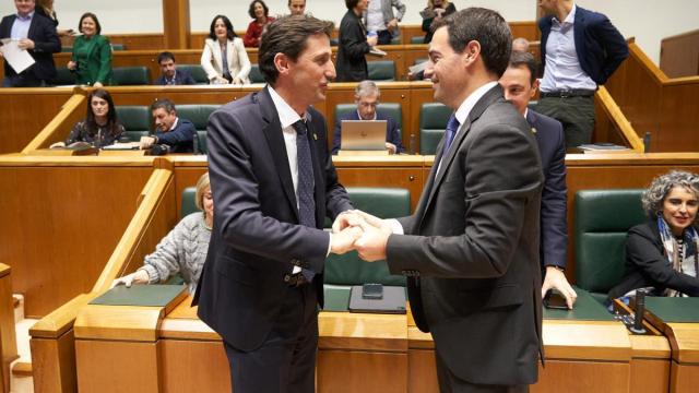 El consejero de Hacienda y Finanzas, Noël d'Anjou, con el lehendakari Pradales, en una anterior sesión del Parlamento Vasco