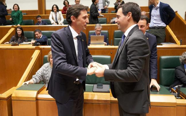 El consejero de Hacienda y Finanzas, Noël d'Anjou, con el lehendakari Pradales, en una anterior sesión del Parlamento Vasco