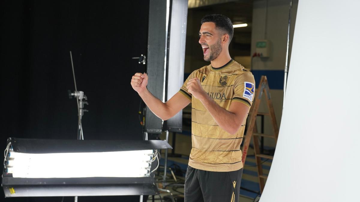 Mikel Merino posa con la camiseta de la Real de esta temporada. / R.S.