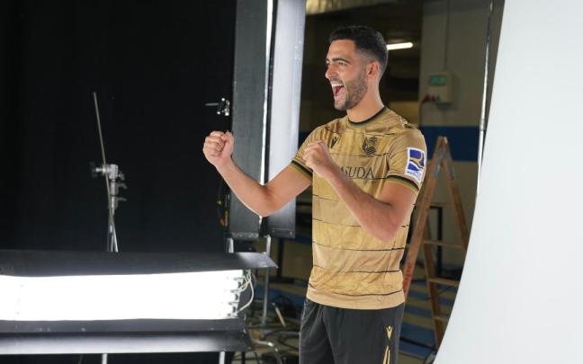 Mikel Merino posa con la camiseta de la Real de esta temporada. / R.S.