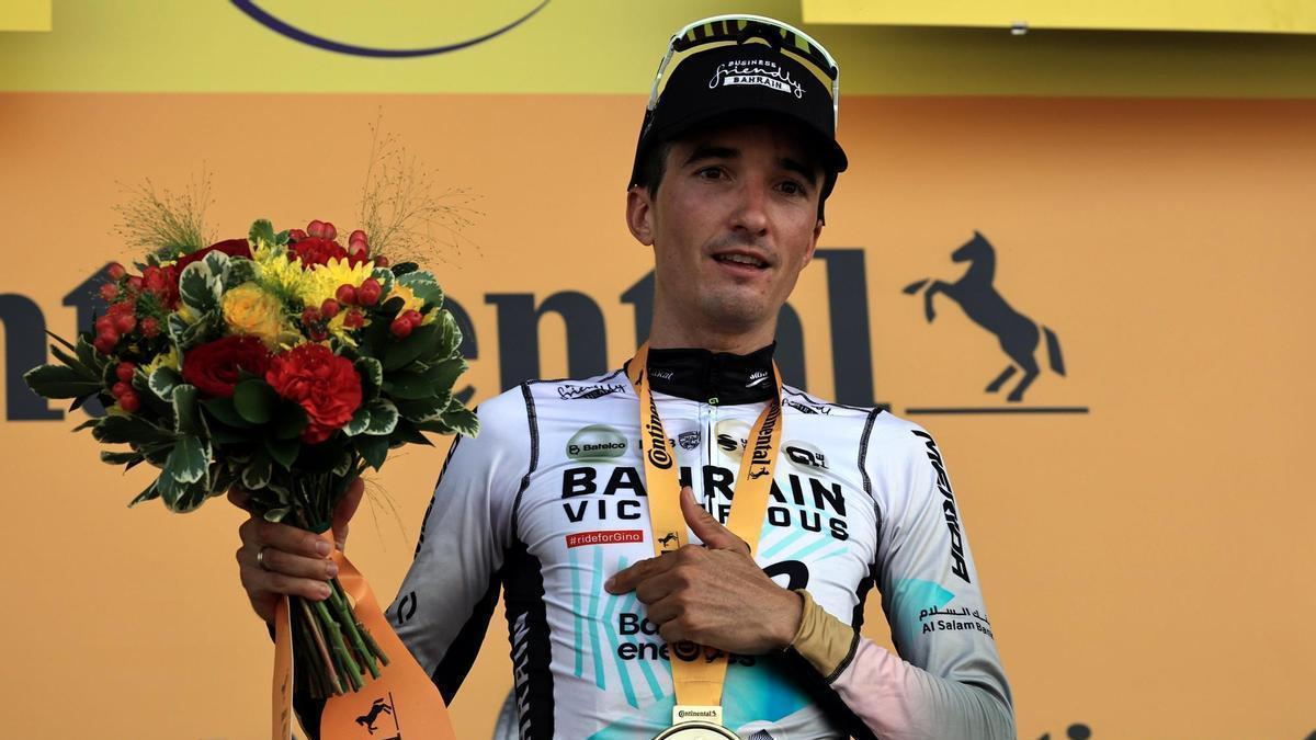 El vizcaino, en el podio, dedicó la victoria a su amigo Gino Mäder, fallecido en un fatal accidente en el Tour de Suiza.