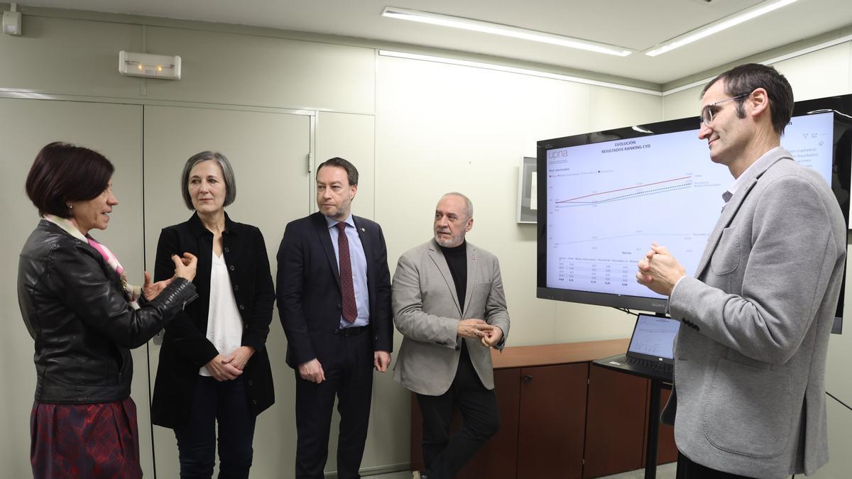 De izda a dcha: Edurne Barrenechea, vicerrectora de Desarrollo Digital de la UPNA; Ana Burusco, directora general de Universidad; Ramón Gonzalo, rector de la UPNA; Juan Cruz Cigudosa, consejero de Universidad, Innovación y Transformación Di