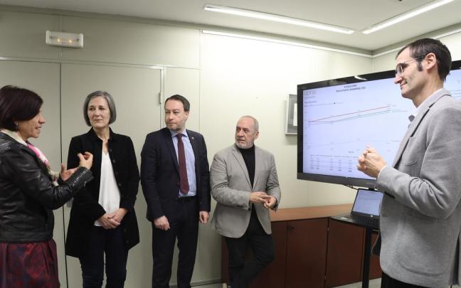 De izda a dcha: Edurne Barrenechea, vicerrectora de Desarrollo Digital de la UPNA; Ana Burusco, directora general de Universidad; Ramón Gonzalo, rector de la UPNA; Juan Cruz Cigudosa, consejero de Universidad, Innovación y Transformación Di