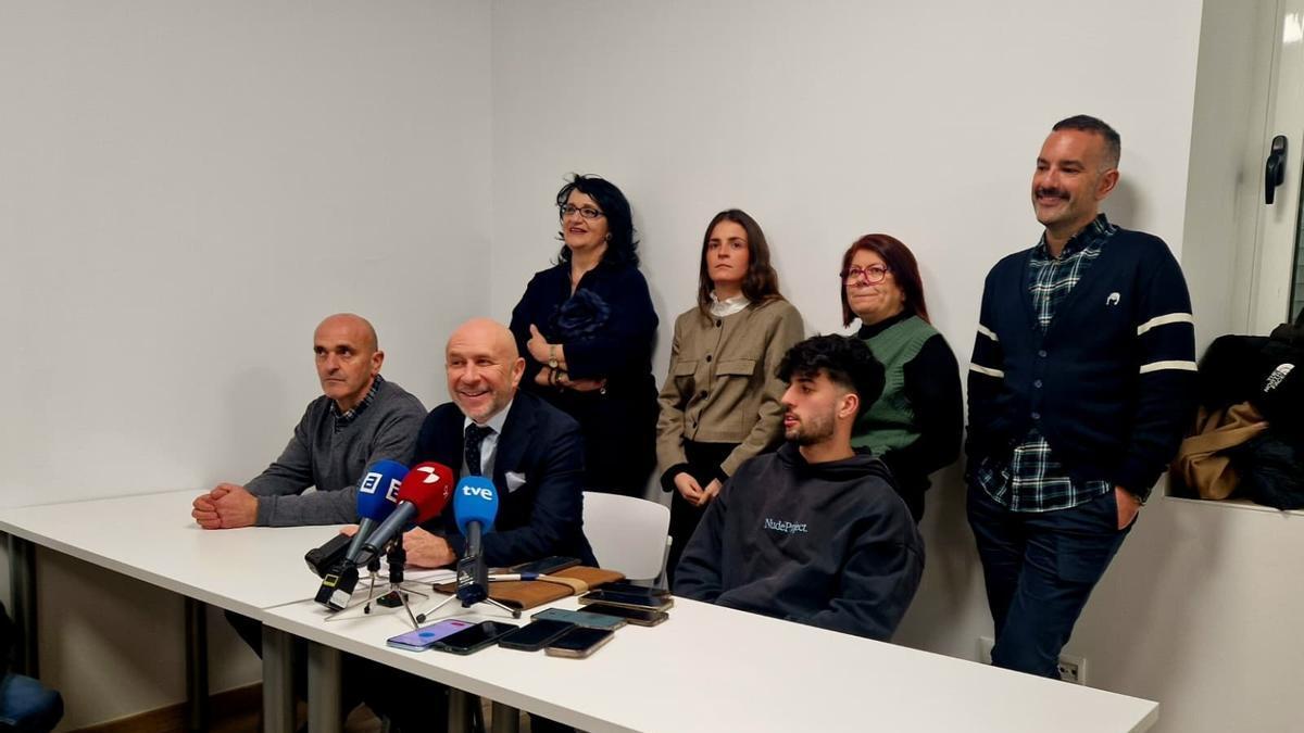 Algunos miembros de la comisión de fiestas de Villamanín con representantes de servicios jurídicos que llevan el caso.