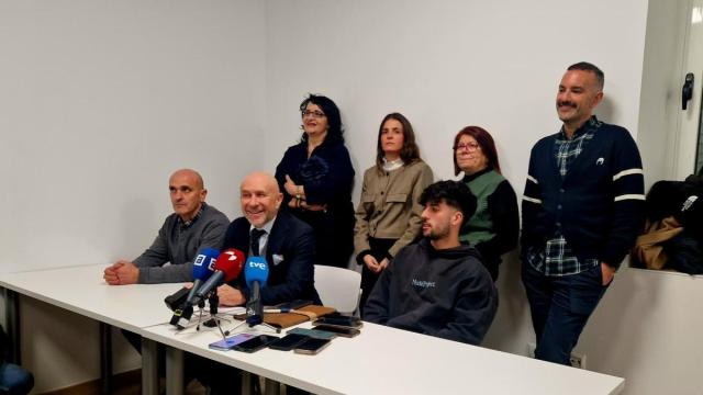 Algunos miembros de la comisión de fiestas de Villamanín con representantes de servicios jurídicos que llevan el caso.