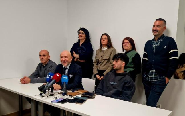 Algunos miembros de la comisión de fiestas de Villamanín con representantes de servicios jurídicos que llevan el caso.