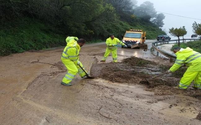 Trabajadores realizan labores de limpieza por el temporal en Gaucín (Málaga).
