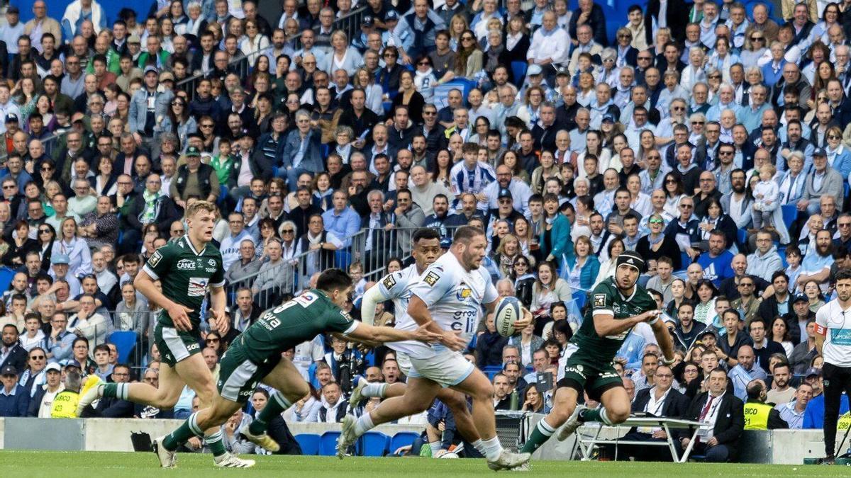 Lance del partido del Top 14 entre el Avion y el Pay en un estadio de Anoeta repleto de público.