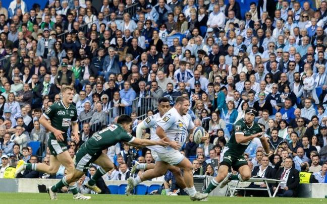 Lance del partido del Top 14 entre el Avion y el Pay en un estadio de Anoeta repleto de público.