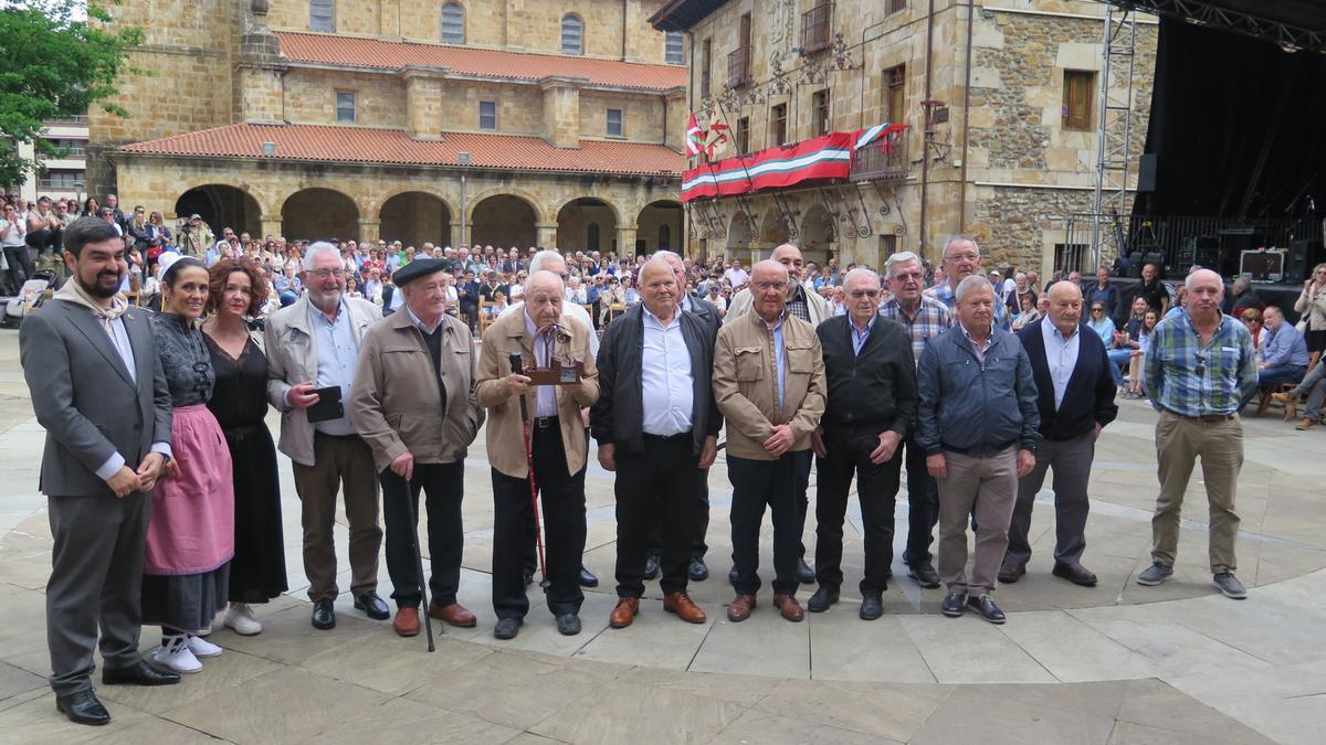 Los legazpiarras que trabajaron con Eduardo Chillida, dos hijas de trabajadores ya fallecidos y el alcalde, Eric Gálvez.