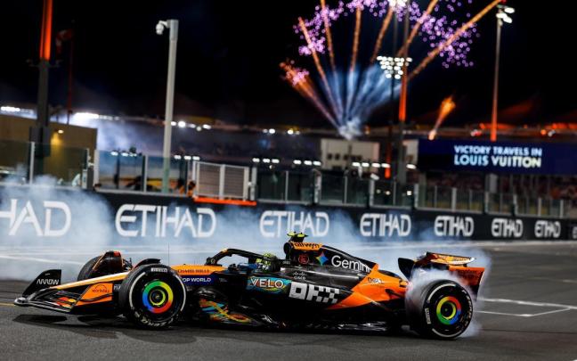 Lando Norris realiza un trompo en Abu Dhabi tras ganar el título mundial con McLaren.