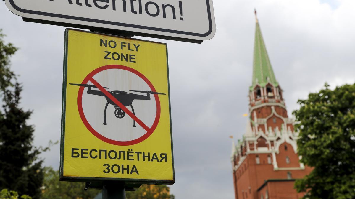 Señal de prohibición de volar drones cerca del Kremlin.