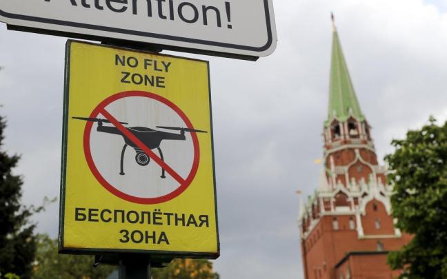 Señal de prohibición de volar drones cerca del Kremlin. Señal de prohibición de volar drones cerca del Kremlin.