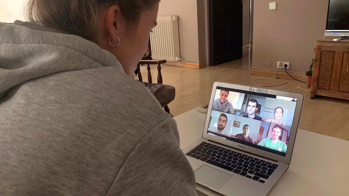 Las videollamadas, un clásico. A partir de la primera semana de confinamiento, sin ninguna socialización, ya se hizo patente una nueva manera de relacionarse, las videollamadas en grupo que fueron uno de los recursos más empleados durante el encierro.