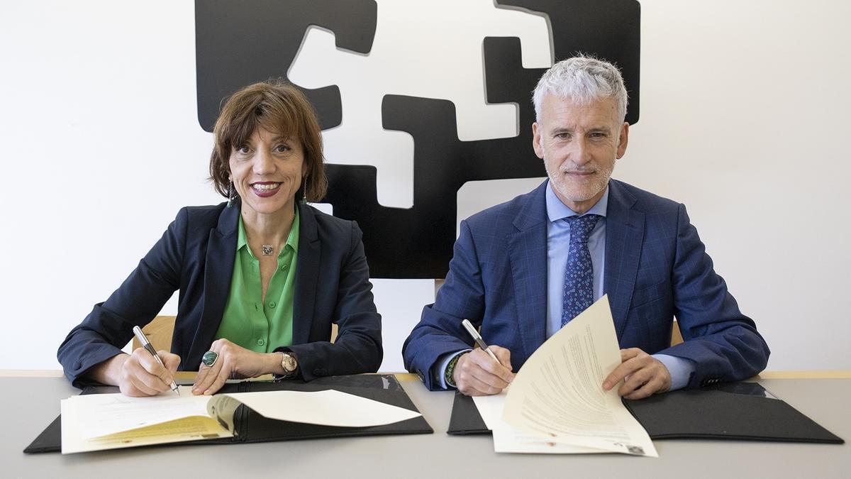 La rectora de la UPV/EHU , Eva Ferreira, y el presidente del TSJPV, Iñaki Subijana, durante la firma del acuerdo de colaboración.