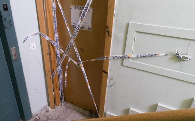 Puerta del piso en el que fue encontrado el cadáver de la mujer.