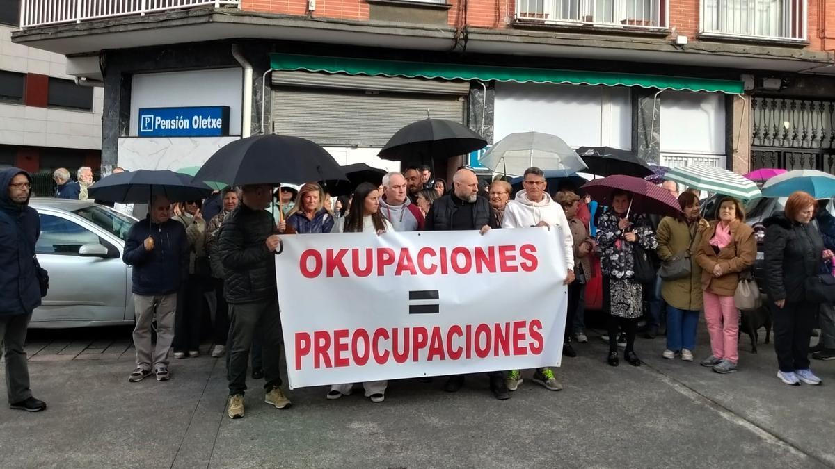 Usansolo clama contra la okupación ilegal de la Pensión Oletxe