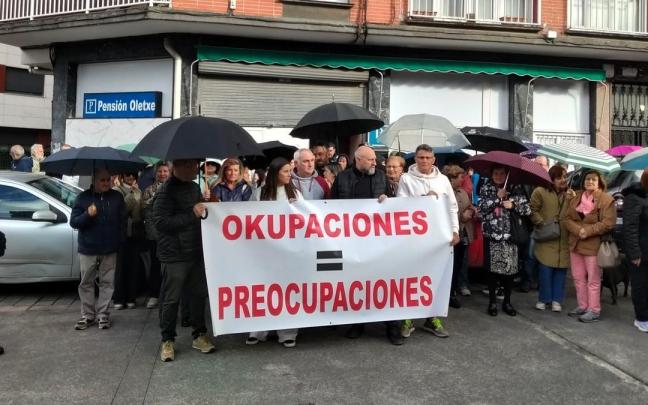 Usansolo clama contra la okupación ilegal de la Pensión Oletxe