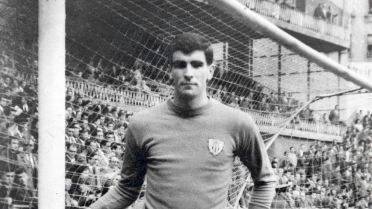 ‘El Txopo’, en una instantánea de sus inicios en la portería del Athletic.