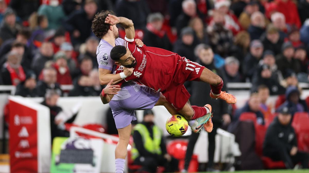 Mohamed Salah es agarrado durante el partido contra el Brighton.